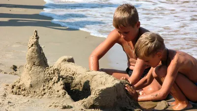 Дети на пляже. стоковое фото. изображение насчитывающей океан - 30021384