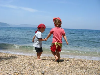 Дети играют на пляже . стоковое фото ©poznyakov 6140160