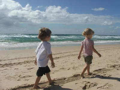Дети на пляже моря стоковое изображение. изображение насчитывающей праздник  - 27046743