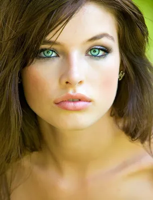 Сторона красивой девушки с зелеными глазами Стоковое Фото - изображение  насчитывающей посмотрите, кавказско: 120060376