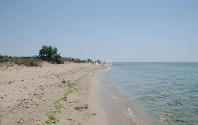 Дикий пляж с песком стоковое изображение. изображение насчитывающей небо -  149934325