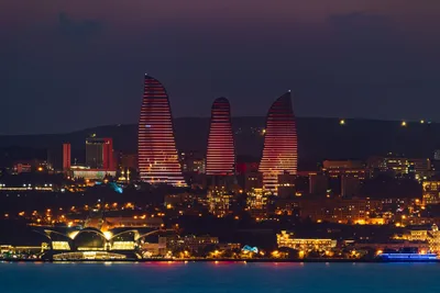 Город Баку, Азербайджан, в выравниваясь свете Стоковое Фото - изображение  насчитывающей цветасто, городок: 147277988