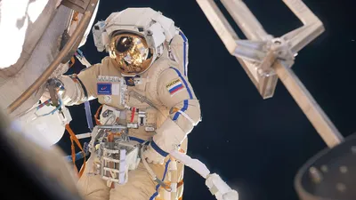 Космонавт в космосе летит рядом с …» — создано в Шедевруме
