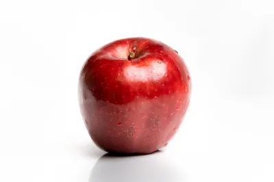 Кусок красного яблока фрукты изолированы на белом стоковое фото  ©usersam2007 147753373