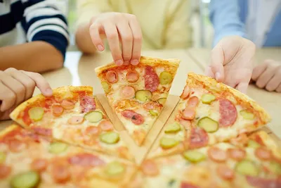 Итальянская пицца в большом плане руки детей Стоковое Фото - изображение  насчитывающей домодельно, быстро: 172611360