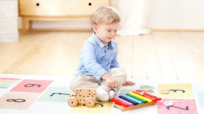 маленький ребенок играет в игрушечную глину, Illustrations Включая: ребенок  и мальчик - Envato Elements