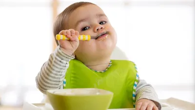 Малыш кушает кашу, реалистично, …» — создано в Шедевруме