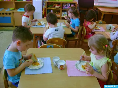 Ребенок ест завтрак, который может повлиять на рост детей Векторное  изображение ©eempris.hotmail.com 158123240