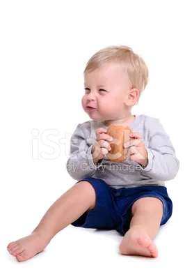 Маленький бедный ребёнок кушает …» — создано в Шедевруме