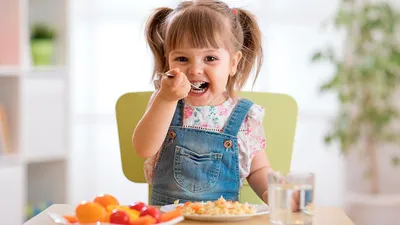 ребенок кушает десерт Stock Photo | Adobe Stock
