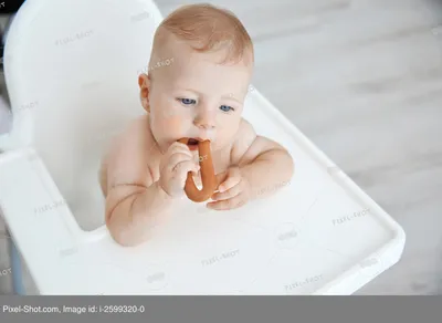 Милый маленький ребенок ест вкусную еду дома :: Стоковая фотография ::  Pixel-Shot Studio