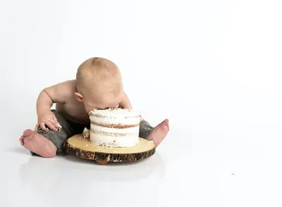 Ребенок кушает кашу,сидя на стуле» — создано в Шедевруме