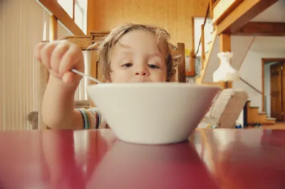 маленький ребенок ест пудинг, Illustrations Включая: ребенок и мальчик -  Envato Elements