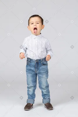 Фото Счастливый маленький ребенок показывает язык