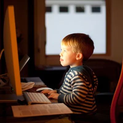 Мальчик сидит перед компьютером cilp art, Student Computer Cartoon, Сидит  перед компьютером, чтобы выучить маленького мальчика, мебель, чтение,  компьютерная программа png | Klipartz