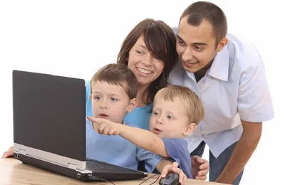 ребенок сидит за компьютером радуется и смеется. Стоковое Изображение -  изображение насчитывающей образование, интернет: 217100429