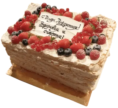 Торт на день рождения девочки с кремовым покрытием, ягодами и макарон