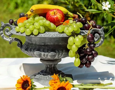 Красивая ваза с фруктами» — создано в Шедевруме