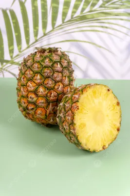 Спелые и целые спелые ананасы и целые фрукты на белом фоне :: Стоковая  фотография :: Pixel-Shot Studio