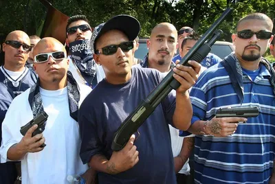 Молодой бандит с оружием стоковое фото. изображение насчитывающей рука -  30834940