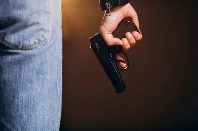 Бандит по цене с оружием в руках на черном фоне. Панорама слева направо:.  видеоматериал - Видео насчитывающей вооружения, машина: 171364698