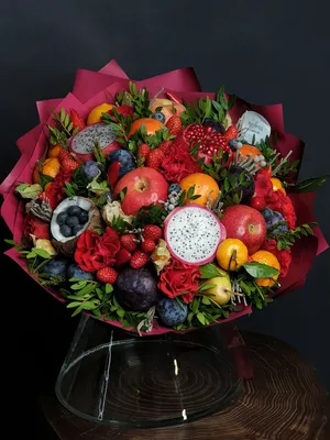 Букет из фруктов с цветами