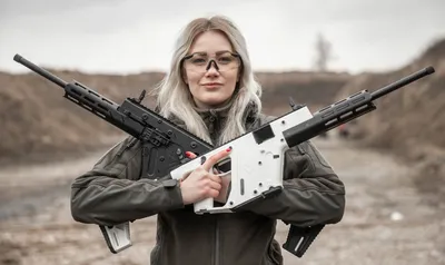 Девушка с пистолетом стоковое фото. изображение насчитывающей пушка -  28565412