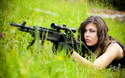 Красивая девушка с оружием стоковое изображение. изображение насчитывающей  дверь - 29166571