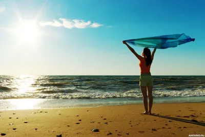 Девушка на берегу моря со спины с поднятыми вверх руками - картинки, фото…  | Пляжные фотографии друзей, Пляжные семейные фотографии, Пляжные  фотографии позы