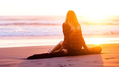 Картинки девушка сидит на берегу моря спиной на закате (69 фото) » Картинки  и статусы про окружающий мир вокруг