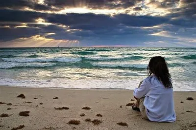 Привлекательная молодая женщина смотрит на закат на пляже на берегу моря.  Девушка в белом платье по цене спиной. Стоковое Изображение - изображение  насчитывающей платье, лето: 195430621