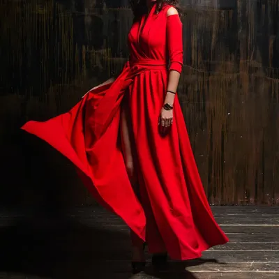 Девушка в красном платье танцует …» — создано в Шедевруме