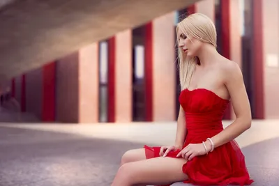 Девушка в красном платье, Девушка, Модель, Красное платье, Парк, Деревья,  Позирует, Блондинка (2560x1707) - обои для рабочего стола