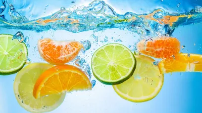 Картинки фрукты в воде, дольки апельсина, дольки лимона, вода, фрукти у  воді, часточки апельсина - обои 1366x768, картинка №98148