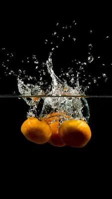вода чистая в стакане и свежие фрукты на белом фоне Stock Photo | Adobe  Stock