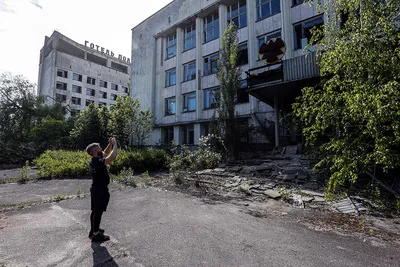 chernobyl_now - Главная площадь города Припять с крыши гостиницы Полесье.  До аварии на площади не росли деревья и кусты. До аварии на клумбах росли  розы. Розы одичали и переродились в шиповник. The