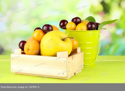 Яркие летние фрукты в ведре на деревянном столе на естественном фоне  стоковое фото ©belchonock 30567141