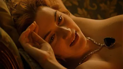 Почему Роуз выбросила ожерелье в океан в конце фильма Титаник