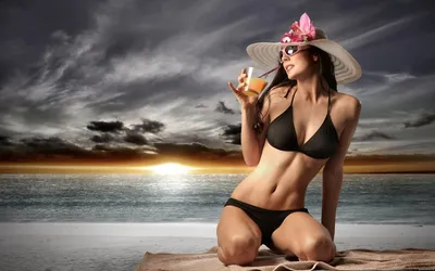Красивая потеха девушек на пляже Стоковое Фото - изображение насчитывающей  мило, ослабьте: 101063130