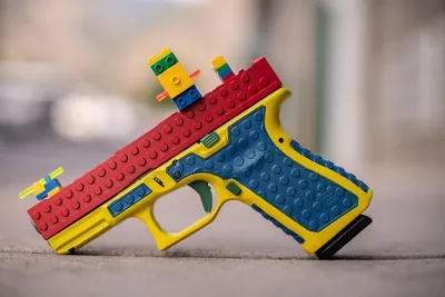 Совсем не игрушка: в США разгорелся скандал из-за пистолета, \"собранного из  Lego\" - KP.RU