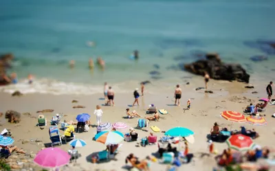 Люди загораются на пляже стоковое изображение. изображение насчитывающей  море - 156926709