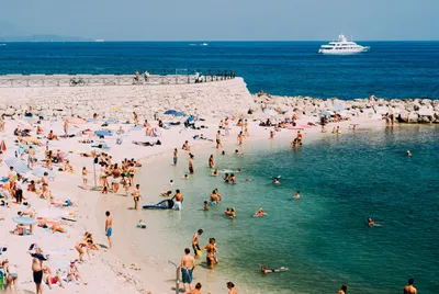 Люди на пляже редакционное стоковое фото. изображение насчитывающей много -  25873628
