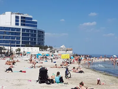 город и люди на пляже, фото людей на пляже фон картинки и Фото для  бесплатной загрузки