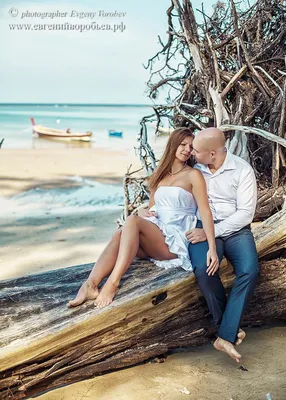 Романтическая пара показывает любовь на пляже у океана | Бесплатно Фото
