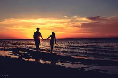 Влюбленная пара целуется на море фотография Stock | Adobe Stock