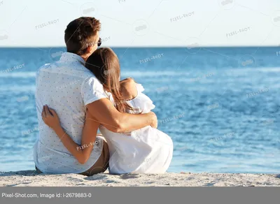 Счастливая пара сидит на песке на берегу моря :: Стоковая фотография ::  Pixel-Shot Studio