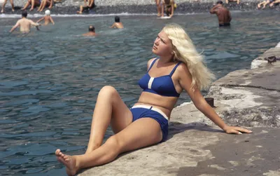 Красотки без стеснения на пляже: какие купальники носят звезды возраста 40+