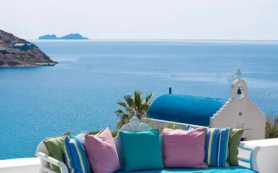 Обои на рабочий стол Остров Санторини / Santorini с белыми домами на фоне  синего моря, Греция / Greece, обои для рабочего стола, скачать обои, обои  бесплатно
