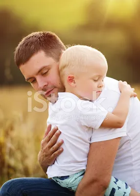 Отец И Сын Обниматься Стоковые Фотографии | FreeImages