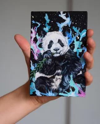 Панда рисует картины в духе абстракционизма, которые продают по 500 долларов